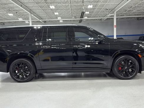 Used 2024 Chevrolet Suburban High Country image 3