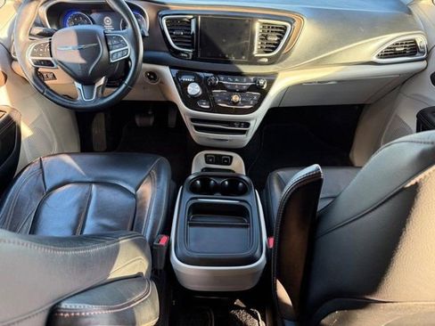 Used 2018 Chrysler Pacifica Touring-L w/ Advanced Safetytec Group image 13