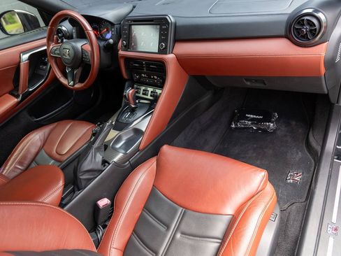 Used 2017 Nissan GT-R Premium w/ Premium Interior Package AWD/4WD image 2
