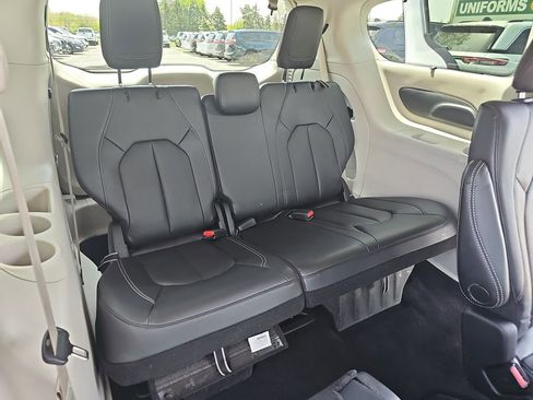Certified 2022 Chrysler Pacifica Touring-L FWD image 12