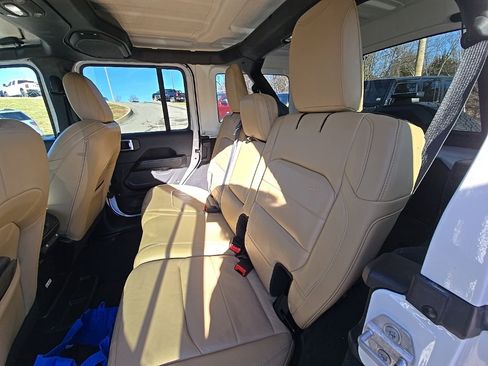 Used 2018 Jeep Wrangler Unlimited Sahara image 16