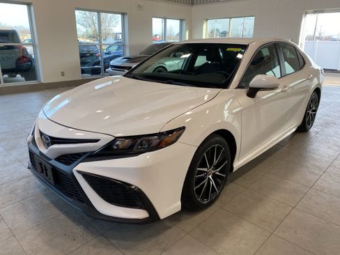 Used 2023 Toyota Camry SE image 1