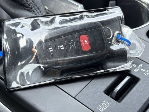 Used 2020 Toyota Highlander XLE AWD/4WD image 36