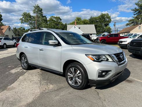 Used 2018 Nissan Pathfinder SV AWD/4WD image 3