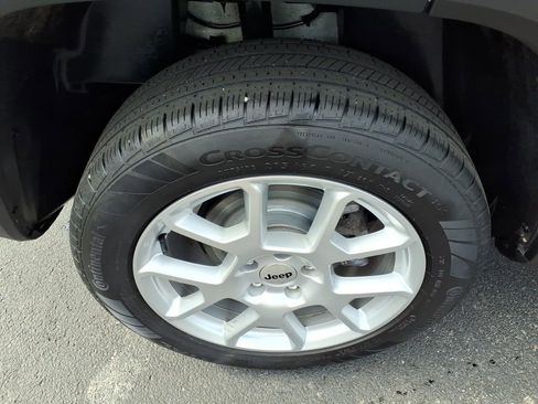 Used 2022 Jeep Renegade Latitude AWD/4WD image 17