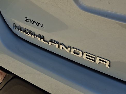 Used 2021 Toyota Highlander XLE AWD/4WD image 30