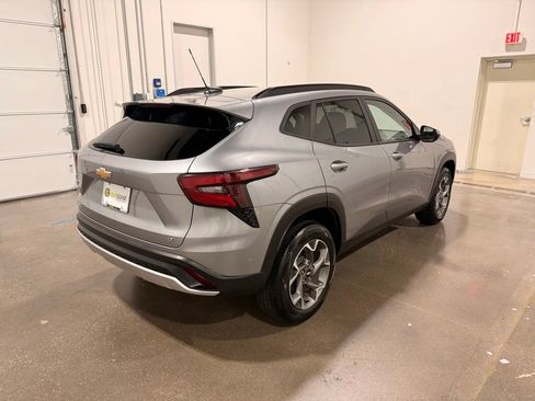 Used 2025 Chevrolet Trax LT FWD image 5