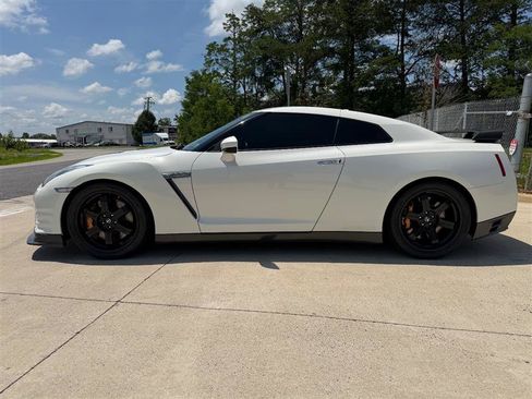 Used 2013 Nissan GT-R Black Edition AWD/4WD image 4