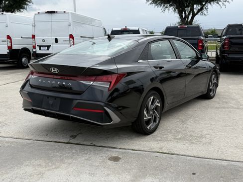 Used 2025 Hyundai Elantra SEL FWD image 5