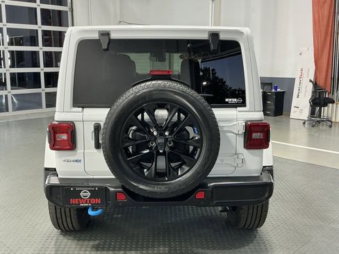 Used 2022 Jeep Wrangler Unlimited Sahara w/ Cold Weather Group image 51