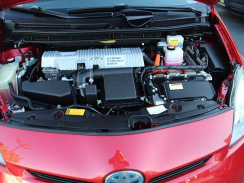 Used 2015 Toyota Prius Five w/ Advanced Technology Package image 28