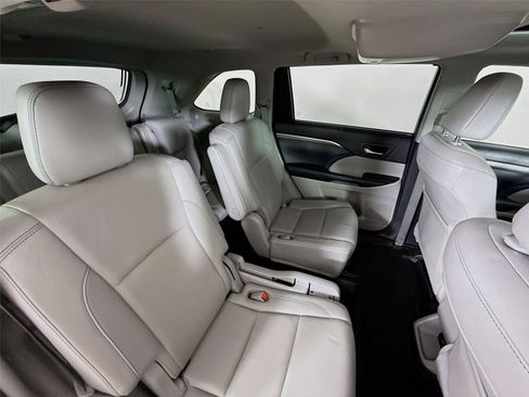 Used 2018 Toyota Highlander Limited w/ Carpet Mat Package (TMS) AWD/4WD image 29