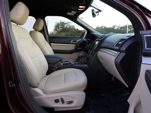 Used 2018 Ford Explorer XLT w/ Equipment Group 202A image 22