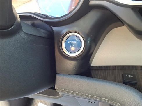 Used 2022 Toyota Sienna Limited image 13