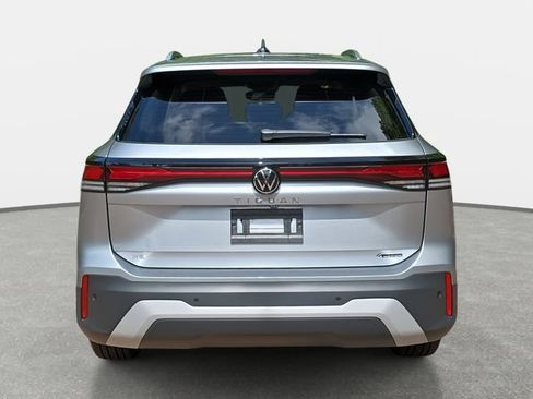 Used 2025 Volkswagen Tiguan SE AWD/4WD image 4
