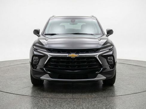 Used 2025 Chevrolet Blazer LT image 2