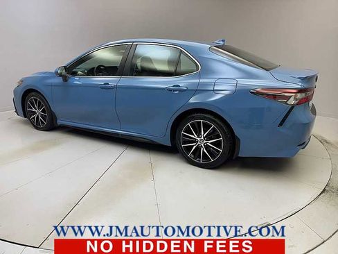 Used 2023 Toyota Camry SE image 3