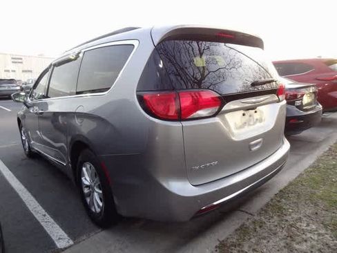 Used 2017 Chrysler Pacifica Touring-L image 7