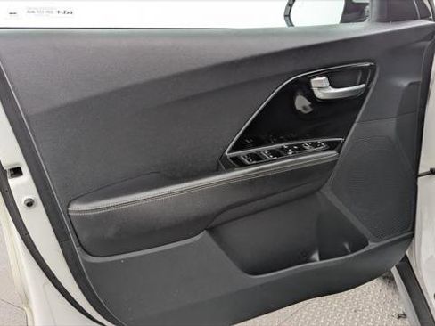 Used 2022 Kia Niro EX w/ Cold Weather Package FWD image 13