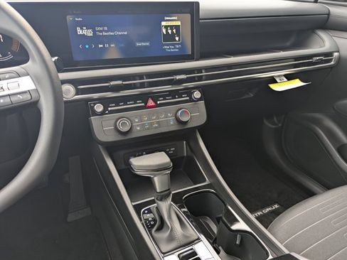 Used 2025 Hyundai Santa Cruz SE image 24