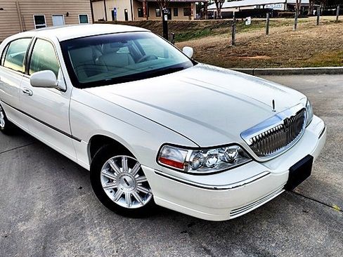 Used 2006 Lincoln Town Car Signature Limited image 4