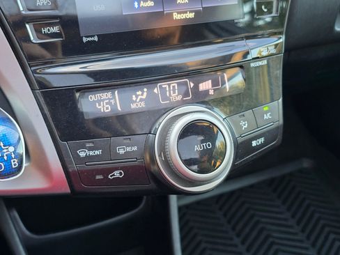 Used 2016 Toyota Prius V Five image 28