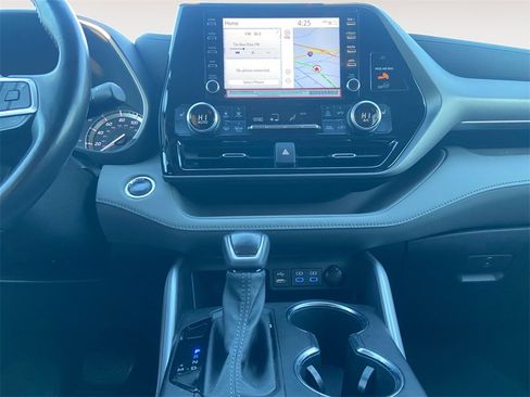 Used 2022 Toyota Highlander XLE image 11