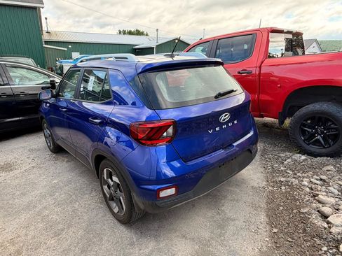 Used 2023 Hyundai Venue SEL FWD image 2