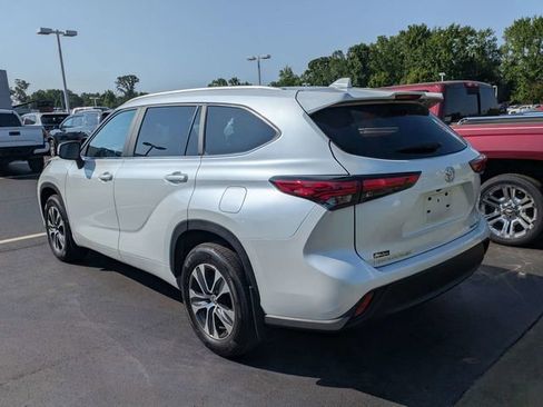 Used 2023 Toyota Highlander XLE AWD/4WD image 4