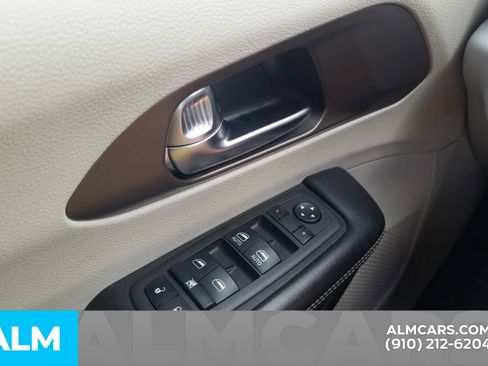 Used 2022 Chrysler Voyager LX image 21
