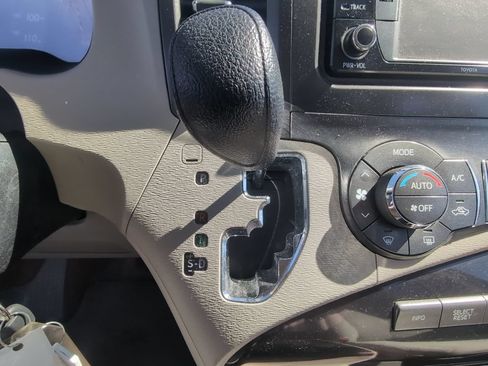 Used 2013 Toyota Sienna LE w/ Towing Pkg AWD/4WD image 21