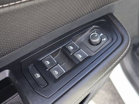 Certified 2025 Volkswagen Atlas Cross Sport SE image 11