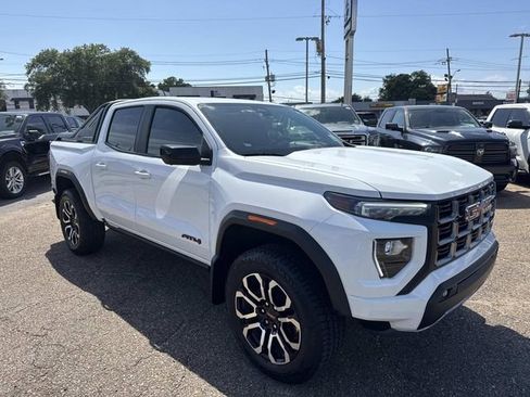 Used 2025 GMC Canyon AT4 w/ Nightfall Edition image 4