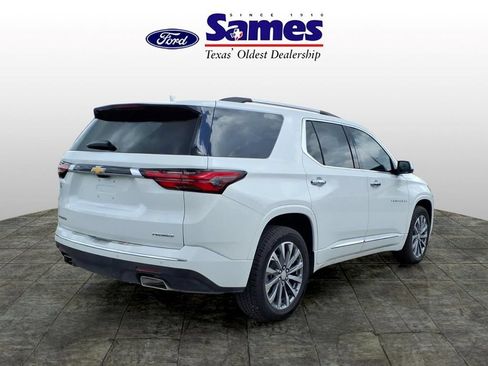 Used 2023 Chevrolet Traverse Premier FWD image 3
