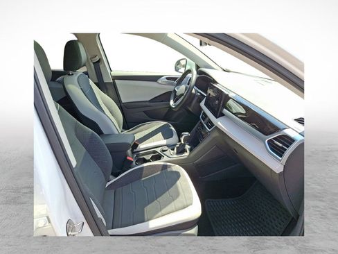 Used 2025 Volkswagen Taos SE image 10