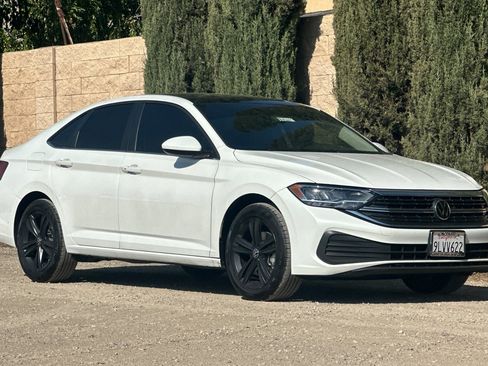 Certified 2024 Volkswagen Jetta SE w/ Panoramic Sunroof Package image 2
