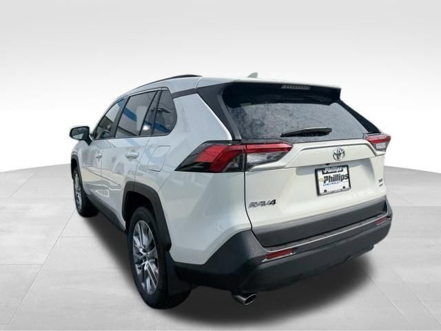 Used 2022 Toyota RAV4 XLE Premium AWD/4WD image 10