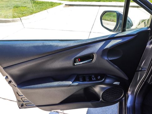 Used 2021 Toyota Prius XLE FWD image 31