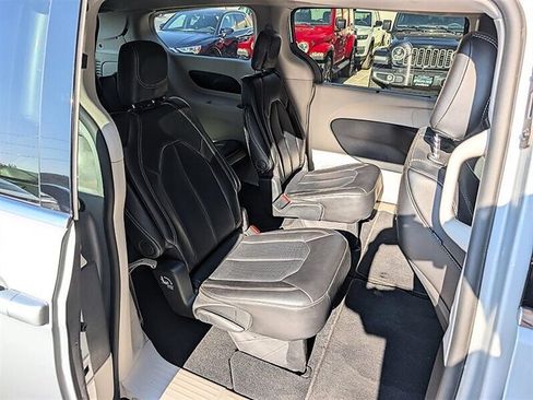 Used 2024 Chrysler Pacifica Touring-L FWD image 27