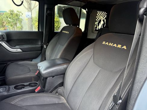 Used 2015 Jeep Wrangler Unlimited Sahara w/ Connectivity Group AWD/4WD image 11