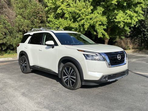 Used 2024 Nissan Pathfinder Platinum image 2