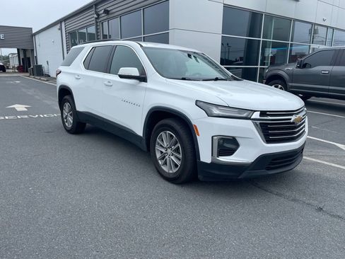Used 2022 Chevrolet Traverse LT FWD image 2