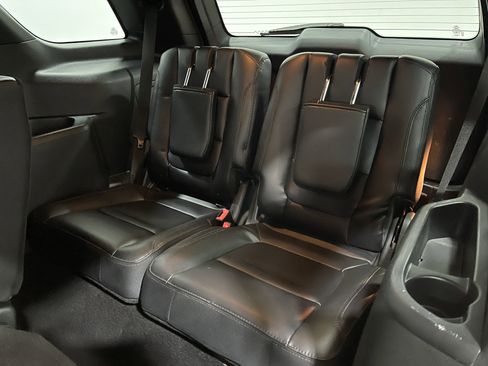 Used 2019 Ford Explorer XLT w/ Equipment Group 202A AWD/4WD image 30