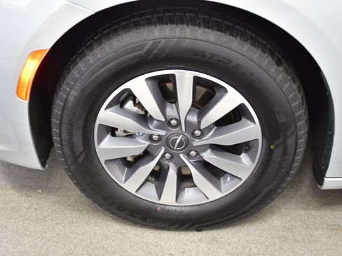 Used 2024 Chrysler Pacifica Touring-L FWD image 37