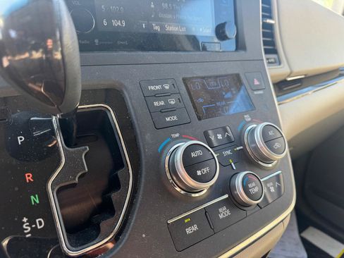 Used 2017 Toyota Sienna XLE w/ XLE Navigation Package FWD image 14