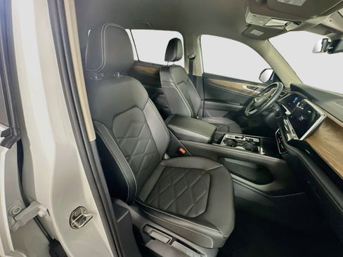 Used 2025 Volkswagen Atlas SE FWD image 33