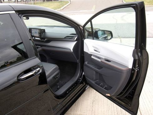 Used 2023 Toyota Sienna XSE image 22