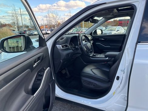 Used 2022 Toyota Highlander XLE image 9