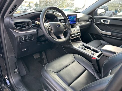 Used 2024 Ford Explorer XLT w/ Equipment Group 202A image 9