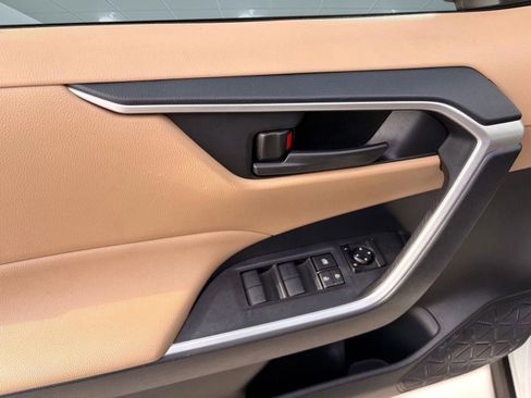 Used 2019 Toyota RAV4 LE image 13